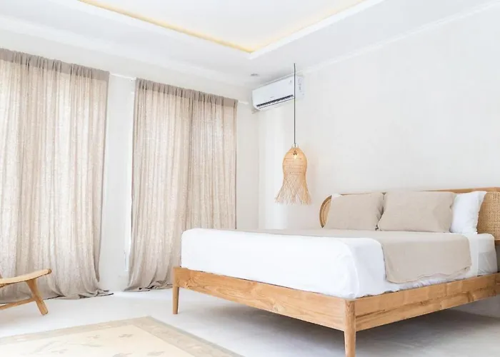 3br - Walking To Villa