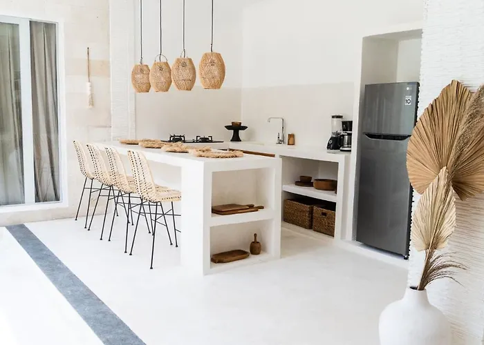 3br - Walking To Villa *